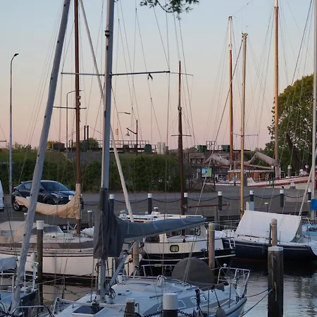 Logeren Bij De Burgemeester 住宿加早餐酒店 Stad aan 't Haringvliet
